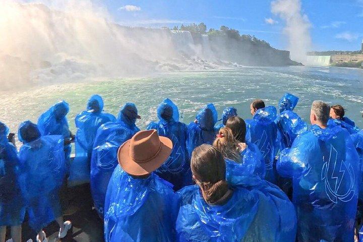 ナイアガラの滝メイド・オブ・ザ・ミストと風の洞窟ツアー