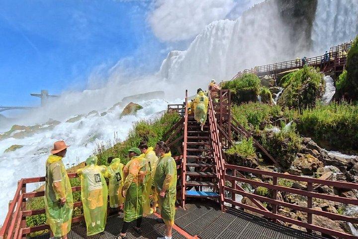 Niagarafallen Städerska i dimman och Vindarnas grotta Tour