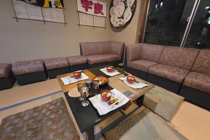 京都：地元の祇園のバーでのプライベート舞妓の夜