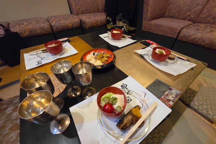 京都：地元の祇園のバーでのプライベート舞妓の夜