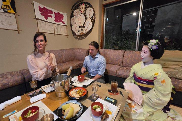 京都：地元の祇園のバーでのプライベート舞妓の夜