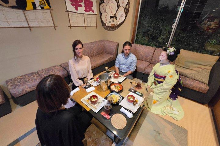 京都：地元の祇園のバーでのプライベート舞妓の夜
