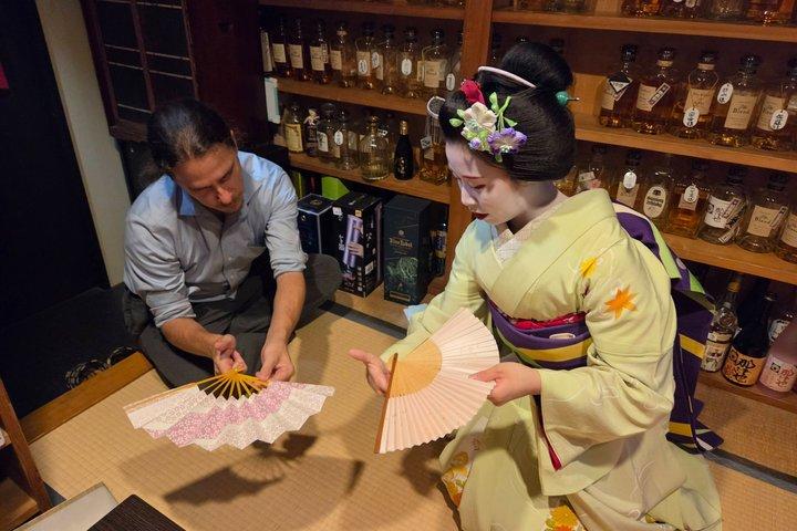 京都：地元の祇園のバーでのプライベート舞妓の夜
