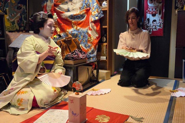 京都：地元の祇園のバーでのプライベート舞妓の夜