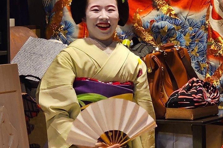 京都：地元の祇園のバーでのプライベート舞妓の夜