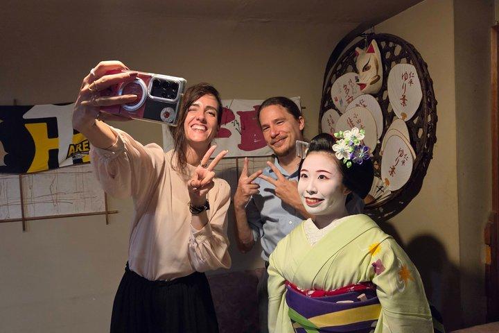 京都：地元の祇園のバーでのプライベート舞妓の夜