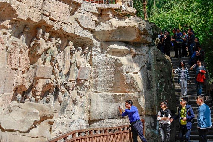 古代の岩彫刻とホンヤ・ドンプライベートツアー