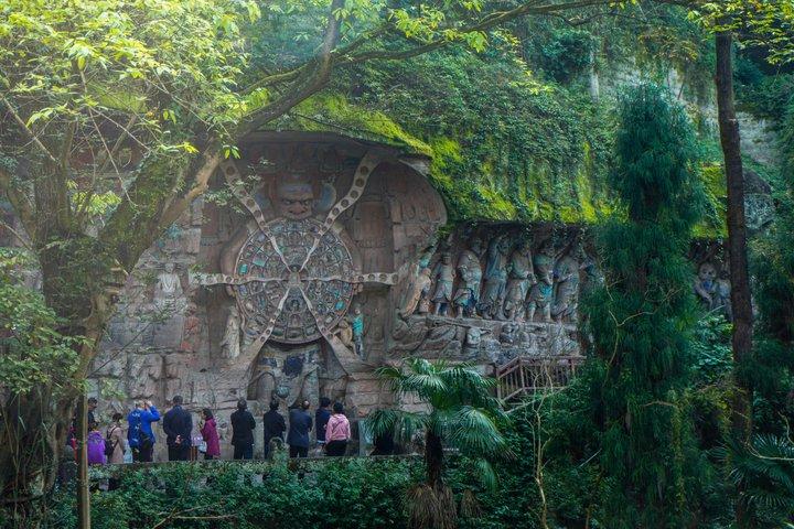 古代の岩彫刻とホンヤ・ドンプライベートツアー