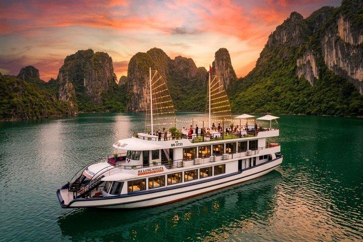 ハノイ発:4~5つ星クルーズ&ビュッフェでのハロン湾日帰り旅行