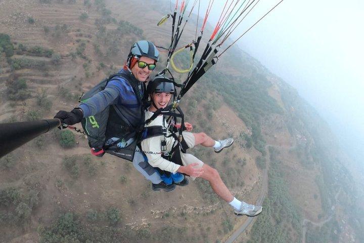 マラケシュ・アトラス・パラグライディング・アガファイ砂漠上空でランチ付き