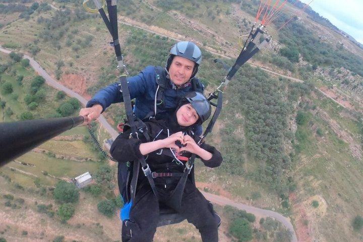 マラケシュ・アトラス・パラグライディング・アガファイ砂漠上空でランチ付き