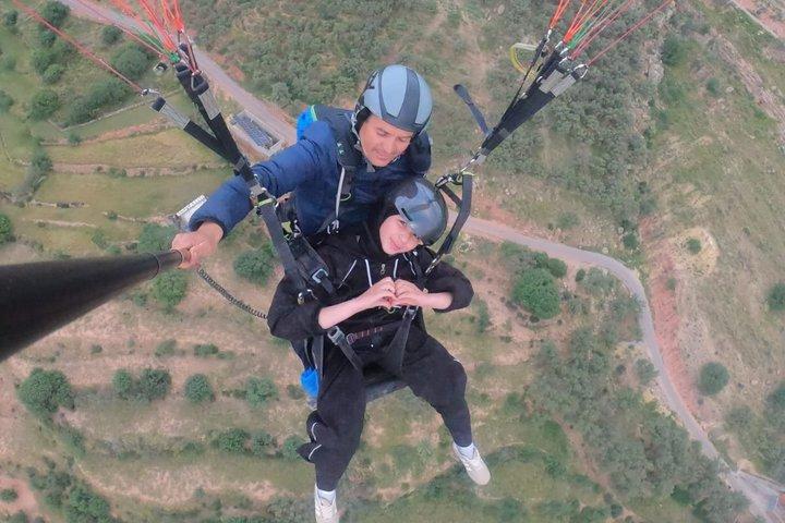 マラケシュ・アトラス・パラグライディング・アガファイ砂漠上空でランチ付き