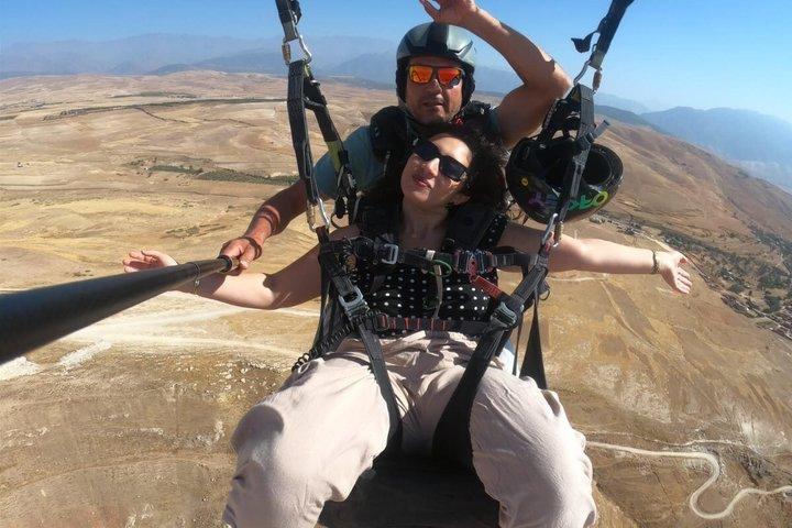 マラケシュ・アトラス・パラグライディング・アガファイ砂漠上空でランチ付き