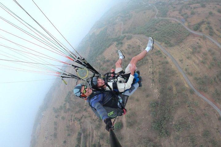 マラケシュ・アトラス・パラグライディング・アガファイ砂漠上空でランチ付き