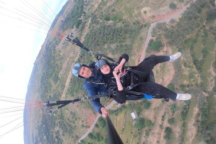 マラケシュ・アトラス・パラグライディング・アガファイ砂漠上空でランチ付き