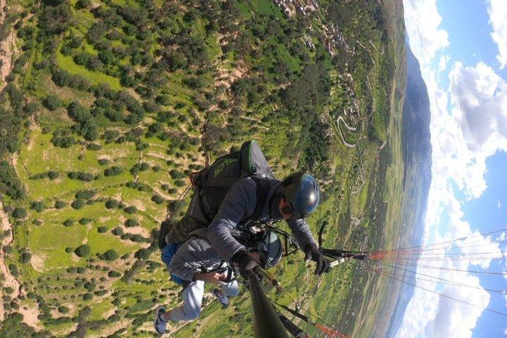 マラケシュ・アトラス・パラグライディング・アガファイ砂漠上空でランチ付き
