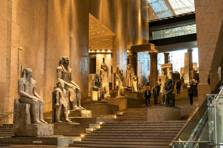 アレクサンドリア港から大エジプト博物館とギザのピラミッドツアー