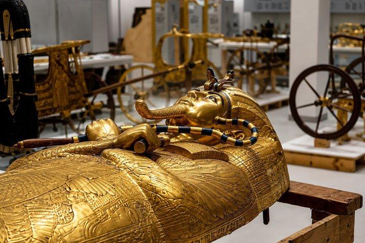 アレクサンドリア港から大エジプト博物館とギザのピラミッドツアー