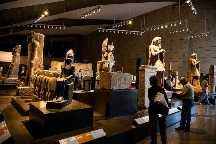 アレクサンドリア港から大エジプト博物館とギザのピラミッドツアー
