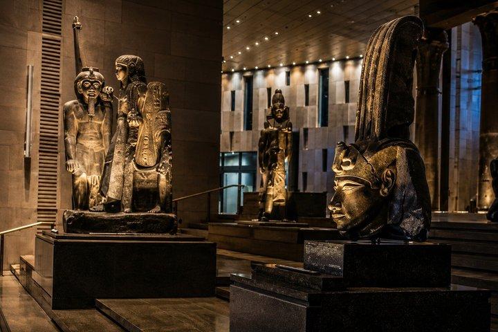 アレクサンドリア港から大エジプト博物館とギザのピラミッドツアー