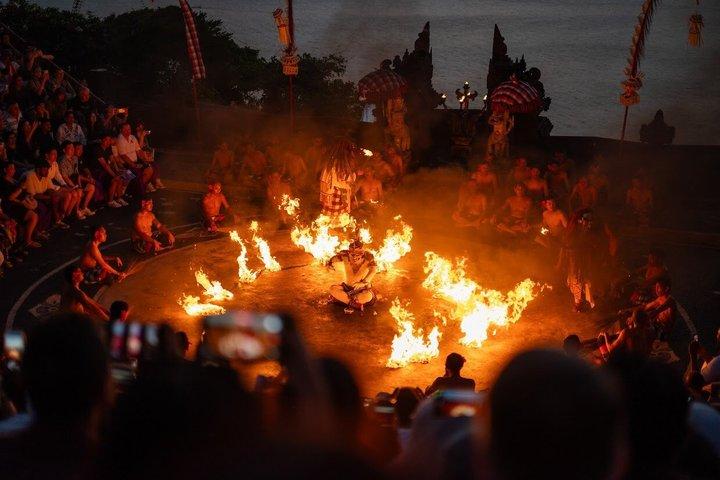 バリ ウルワツ 夕日ツアーとケチャク火のダンス