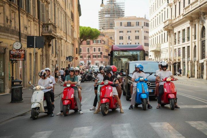 ローマ最高峰の丘スカイライン・ベスパツアー（ドライバーと写真付き）