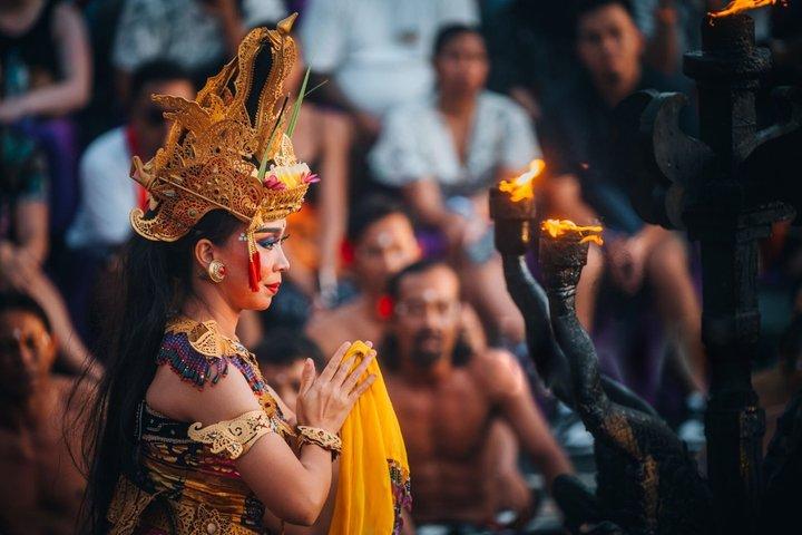 ウルワトゥ寺院：ケチャックと火のダンスショーチケット