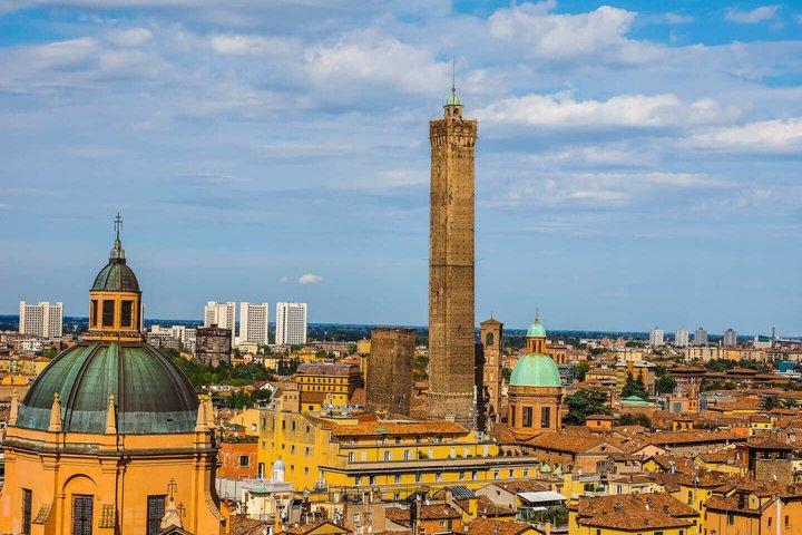 Hello Bologna: Private 2-Hour Intro City Walk with Local Guide