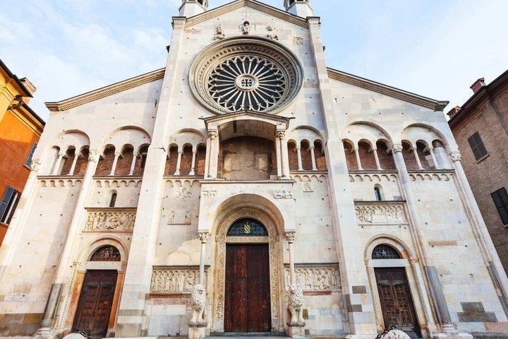 Hello Modena: Private 2-Hour Intro City Walk with Local Guide