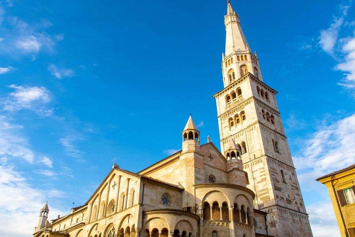 Hello Modena: Private 2-Hour Intro City Walk with Local Guide