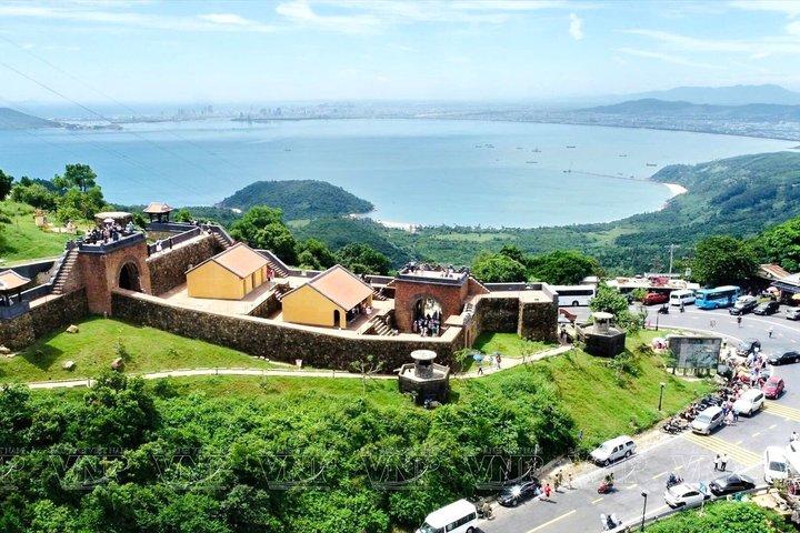 フエ：複数の必見スポットを経由するホイアンへのプライベートカー送迎