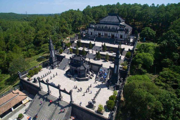 フエ：複数の必見スポットを経由するホイアンへのプライベートカー送迎
