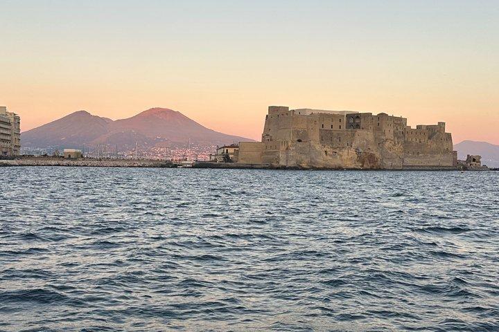 Navigazione al tramonto a Napoli: Navigare e sorseggiare con l'aperitivo italiano