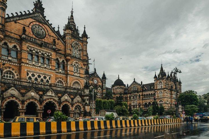 Mumbai Highlights Day Tour from Pune with Local Train Experience