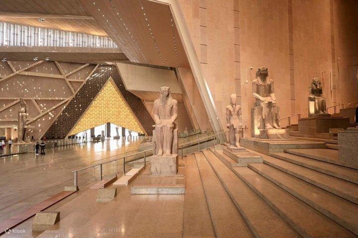 ハルガダからのカイロ日帰り旅行：ピラミッドとグランド・エジプト博物館