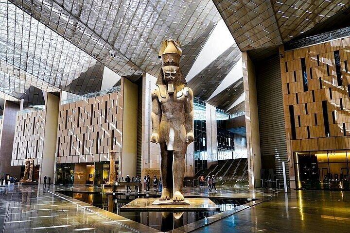 ハルガダからのカイロ日帰り旅行：ピラミッドとグランド・エジプト博物館