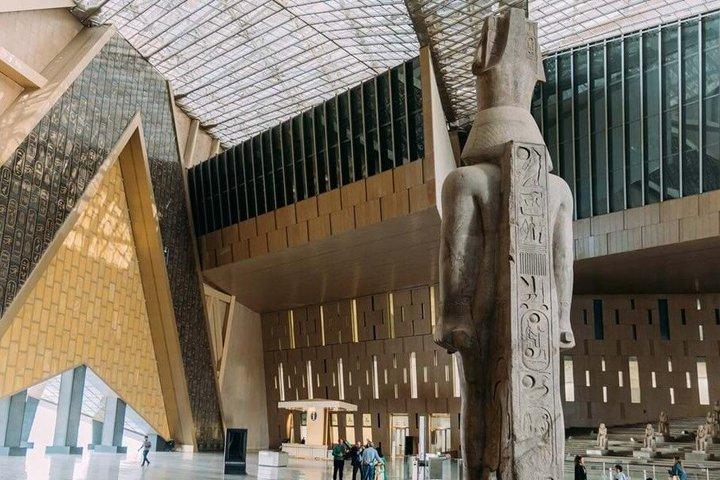 ハルガダからのカイロ日帰り旅行：ピラミッドとグランド・エジプト博物館
