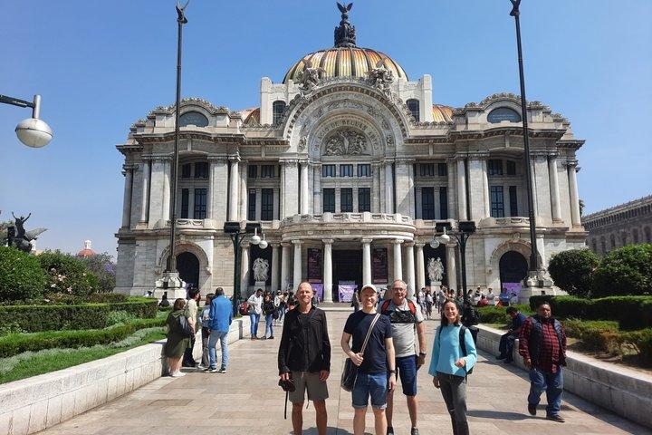 メキシコシティ歴史地区ツアー：アステカから近代メキシコへ