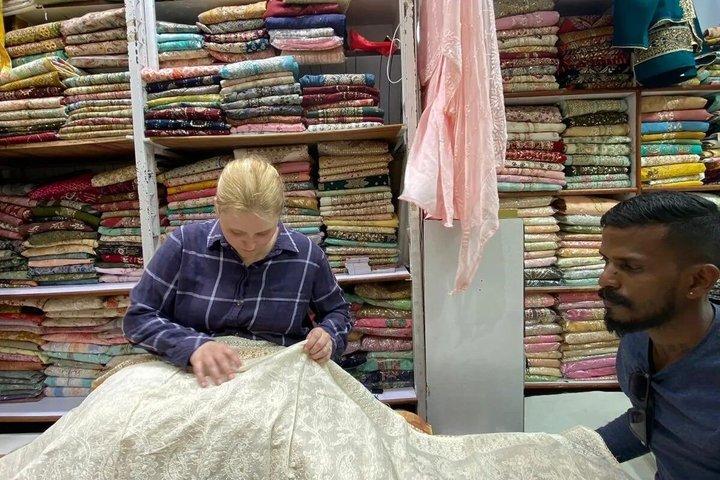 ムンバイ マーケット ツアーの新しいカラフルな場所を探索する