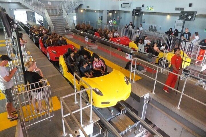 フェラーリ・ワールド・アブダビ チケット（送迎オプション付き）