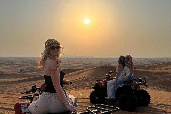VIP砂漠サファリ ドバイ クアッドバイクサンドボードBBQディナー