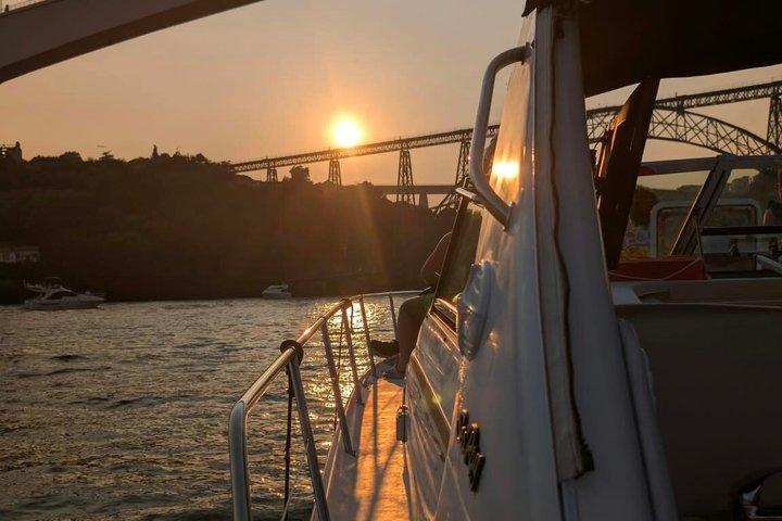 ポルトの夕日と日中のヨットクルーズ - 7つの橋とポートワイン