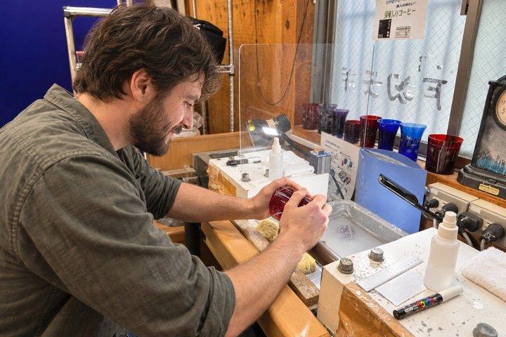 東京浅草：職人と一緒に江戸切子グラスをカットしよう