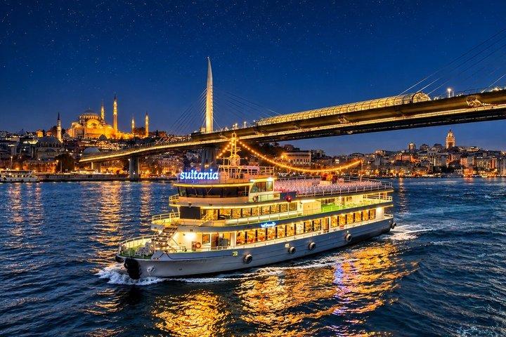 イスタンブール ボスポラス新年の夕食クルーズ