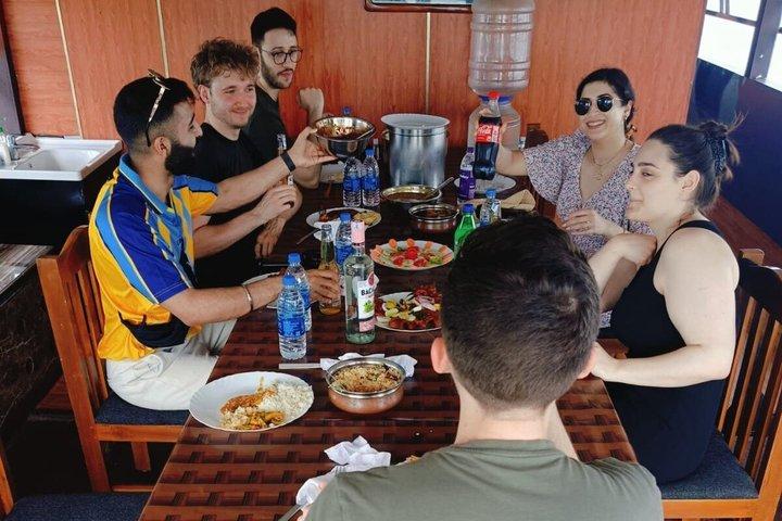 高地ヴァイコムのバックウォーターボートクルーズとランチ