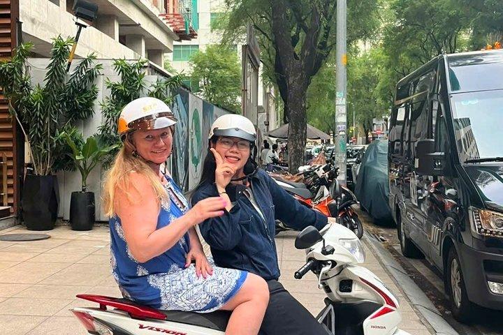 バイクまたは車でのホーチミン市ミシュラン＆ストリートフードツアー