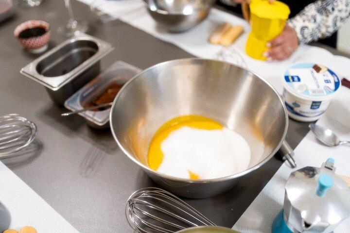 ミラノでティラミスとワイン試飲のピザ料理教室