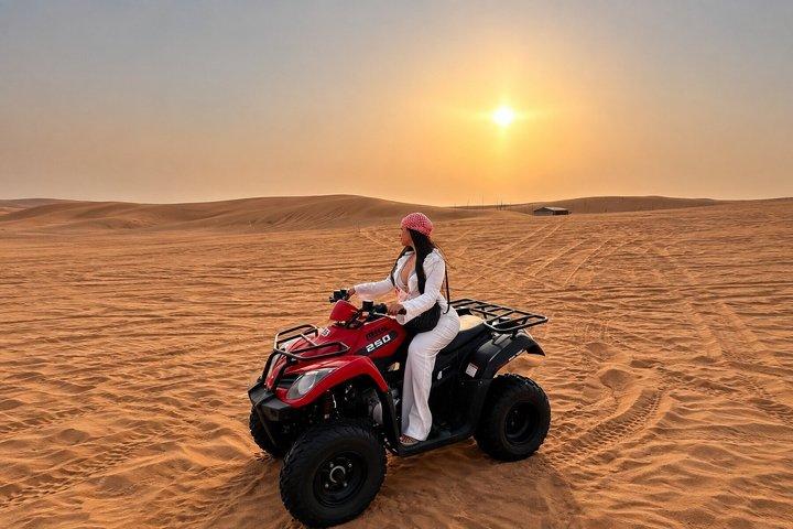 ホテル送迎付きドバイ砂漠ATVクアッドバイクアドベンチャー