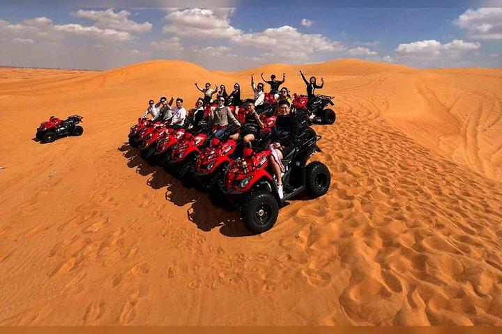 ホテル送迎付きドバイ砂漠ATVクアッドバイクアドベンチャー