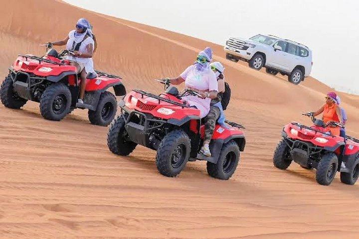 ホテル送迎付きドバイ砂漠ATVクアッドバイクアドベンチャー